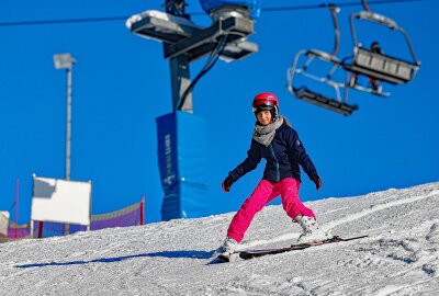 Skiwelt Schöneck eröffnet zum zweiten Mal die Saison - Solche Tage in der Skiwelt lieben die Wintersportfreunde: Blauer Himmel, Sonnenschein und eine gute Schneeunterlage. Foto: Thomas Voigt