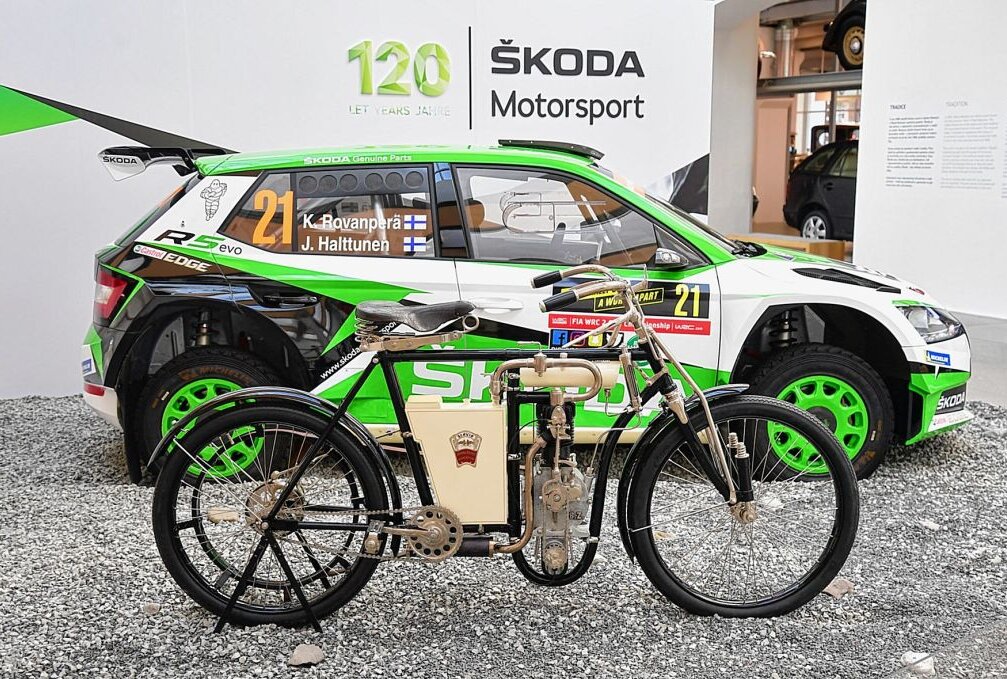 Skoda - 120 Jahre Motorsport - Alt trifft jung - die Motocyclette Laurin & Klement BZ aus dem Jahr 1903 und der Skoda Fabia R5 von 2019. Foto: Thorsten Horn