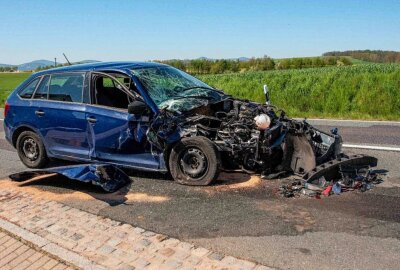 Skoda kracht ungebremst auf Transporter: Frau bei Unfall verletzt - Bei einem Unfall auf der B178 ist am Dienstagvormittag eine Frau verletzt worden. Foto: xcitepress