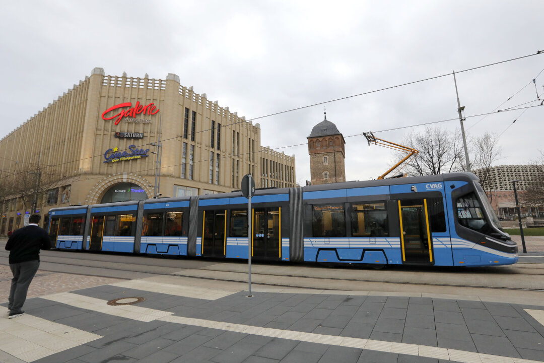 Skoda-Straßenbahn erkundet Chemnitz - Die Skoda-Straßenbahn erkundete das Chemnitzer Zentrum. Foto: Harry Härtel
