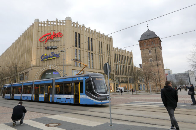 Skoda-Straßenbahn erkundet Chemnitz - Die neue Straßenbahn blieb nicht unentdeckt. Foto: Harry Härtel