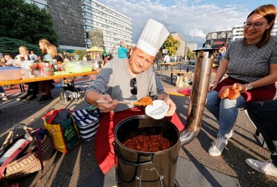 "Slack for Peace": So setzte Chemnitz ein Zeichen für Frieden - Mario Hartmann vom Team 4 Tatzen bereitet Chili con Carne zu. Foto: Harry Härtel