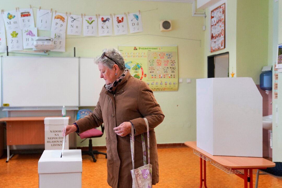 Slowakei: Stichwahl um Präsidentschaft - Eine Frau gibt ihre Stimme bei den Präsidentschaftswahlen in der Slowakei ab.