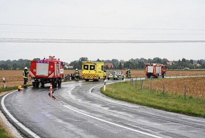 Smart kommt auf Bundesstraße von der Fahrbahn ab und überschlägt sich - Unfall auf B156 zwischen Niedergurig und Briesing Fotograf: LausitzNews