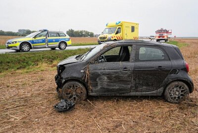 Smart kommt auf Bundesstraße von der Fahrbahn ab und überschlägt sich - Unfall auf B156 zwischen Niedergurig und Briesing Fotograf: LausitzNews