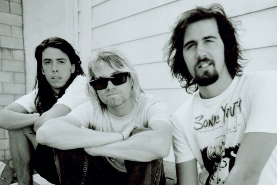 Mit "Smells Like Teen Spirit" landeten die Nirvana-Mitglieder um Kurt Cobain (Mitte) einen Megahit. Nun soll die Gitarre aus dem Musikvideo versteigert werden.