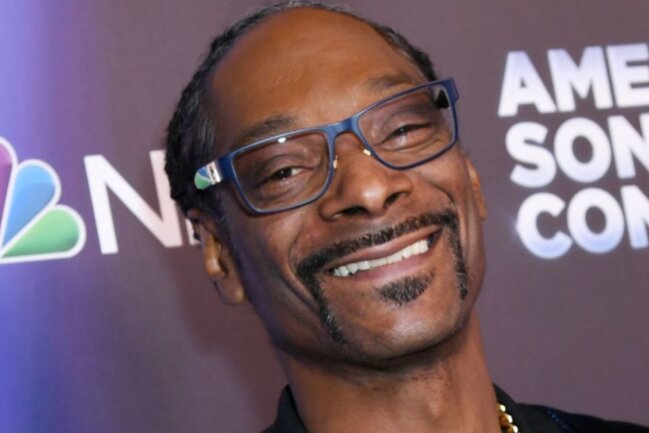 Snoop Dogg lässt Hollywood sein Leben verfilmen - Das Filmproduktionsunternehmen Universal Pictures gibt bekannt, das Leben und die Karriere von Rapper Snoop Dogg zu verfilmen. Er selbst soll den Film produzieren.