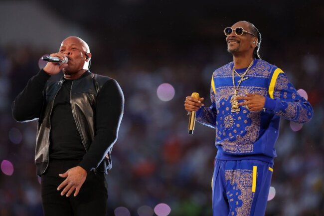 Snoop Dogg lässt Hollywood sein Leben verfilmen - Dr. Dre (rechts) und Snoop Dogg performten nicht nur gemeinsam während der Super-Bowl-Halbzeitshow im Februar, sondern arbeiten aktuell auch an einem neuen Album.