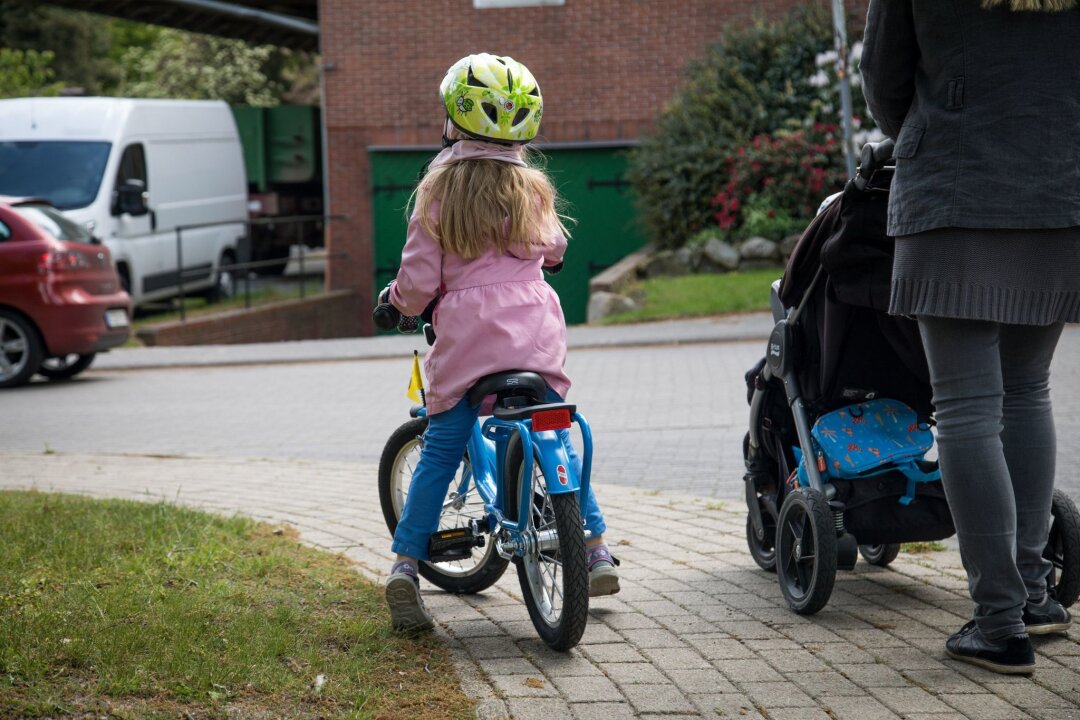 So bewegen sich Kids regelkonform im Straßenverkehr - Kinder bis zum Alter von acht Jahren müssen mit dem Fahrrad auf dem Gehweg fahren - oder auf baulich von der Fahrbahn getrennten Radwegen.