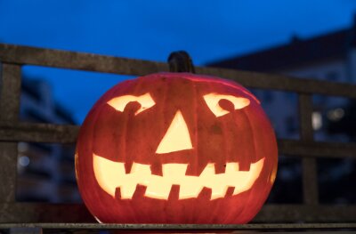 So einfach gelingt eine Herbst-Deko mit Kürbissen - Beleuchtete Fratze: Geschnitzte Kürbisse sind bei Kindern an Halloween besonders beliebt.