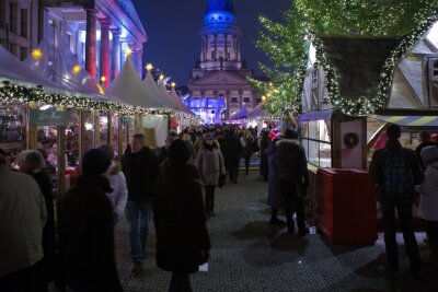So feiert Deutschland den Advent - Der Berliner Weihnachtsmarkt an der Gedächtniskirche ist unter der 2G-Regel geöffnet.