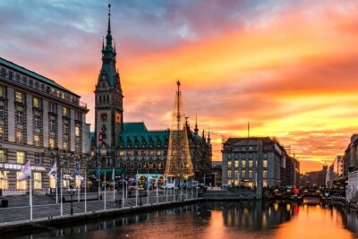 So feiert Deutschland den Advent - Nachdem er letztes Jahr ausgefallen ist, soll nun der historische Roncalli-Weihnachtsmarkt auf dem Hamburger Rathausmarkt wieder stattfinden.