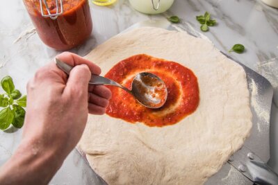 So geht Pizza für Allergiker, Vegetarier - und low carb - Die Kombination aus Tomaten, Mozzarella und Basilikum ist bis heute eine der beliebtesten Pizzavariationen.