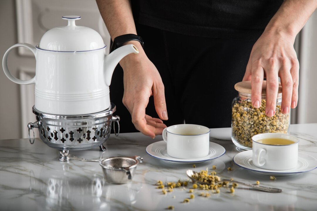 So gelingt selbstgemachter Tee - Jede Küche kann zur persönlichen Teemanufaktur werden, wenn man eigene Teemischungen kreiert und zubereitet.