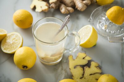 So gesund ist Tee wirklich - Ingwertee mit Zitrone ist ein wärmendes Heilmittel gegen Halsschmerzen.