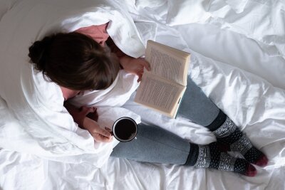 So gesund ist Tee wirklich - Eine Tasse Tee und ein gutes Buch können beim Einschlafen helfen.