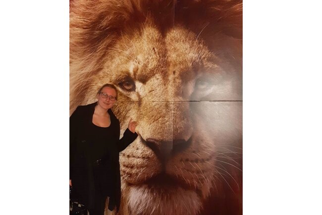 So gut ist "Der König der Löwen" wirklich - Redakteurin Anika im Kino vor einem Aufsteller.
