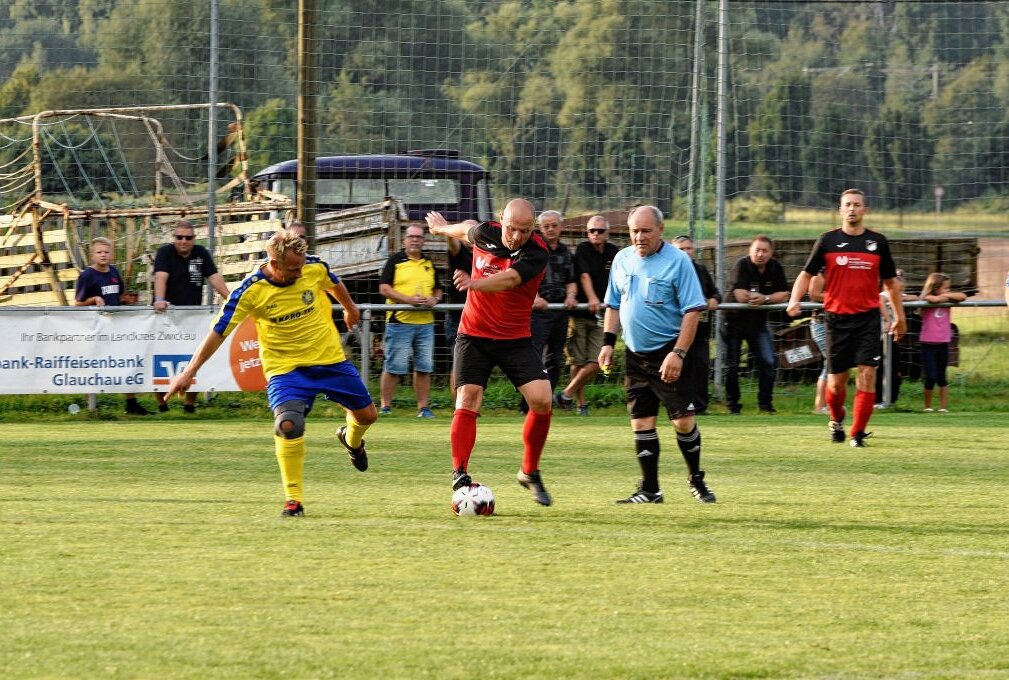 So hat der SV Lok Glauchau/Niederlungwitz sein 100-jähriges Bestehen gefeiert - Die Lok-Senioren (rot-schwarz) kassierten gegen die Ex-Oberligakicker aus Leipzig eine 1:10-Niederlage. Foto: Reinhard Wolf