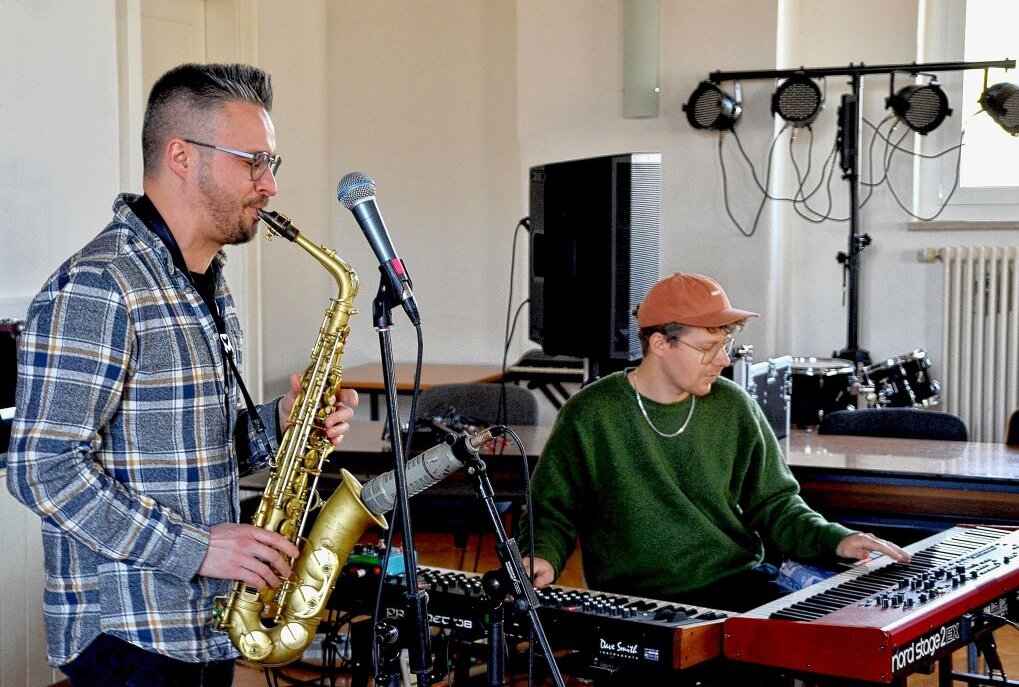 Saxofonist Antonio Lucaciu und Sascha Stiehler (Klavier, Samples, Drums) spielten im Rahmen der Projektwoche an der Kemmler-Oberschule in Plauen groß auf. Foto: Karsten Repert