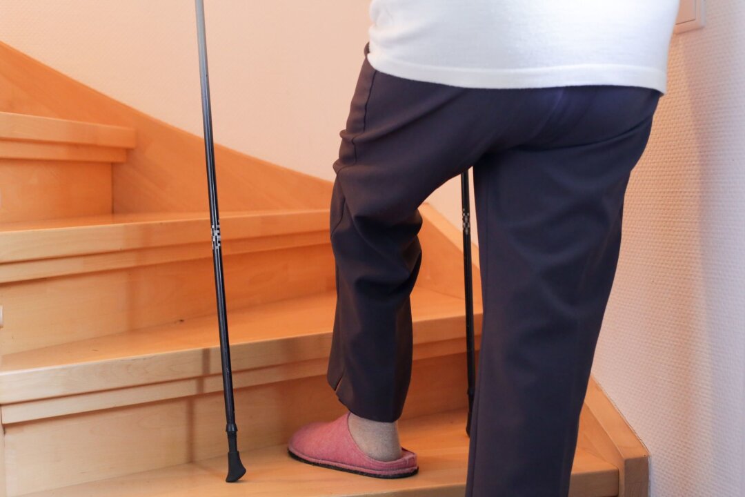 So kann man ein Reihenhaus altersgerechter gestalten - Im Alter fällt vielen das Treppensteigen schwer. Ein Innenlift kann helfen - der Einbau erfordert in der Regel keine Baugenehmigung.