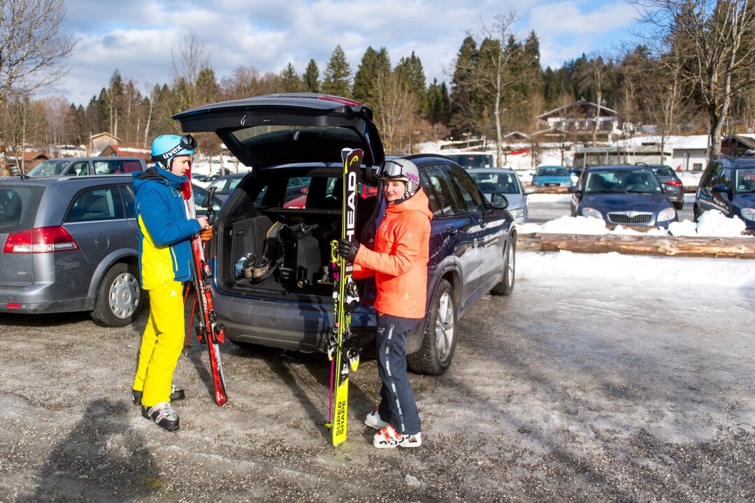 So kommen Skier, Schlitten und Snowboards sicher ans Ziel - Wer seine Skiausrüstung im Kofferraum transportiert, sollte darauf achten, dass diese bündig an der Rückwand positioniert und mit einem Gepäcknetz gesichert ist.