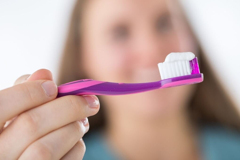 So kümmern Sie sich gut um Ihr Zahnfleisch - Mit der Zahnbürste stark aufdrücken, um möglichst erfolgreich den Belag von den Zähnen zu schrubben? Das kann dem Zahnfleisch schaden.