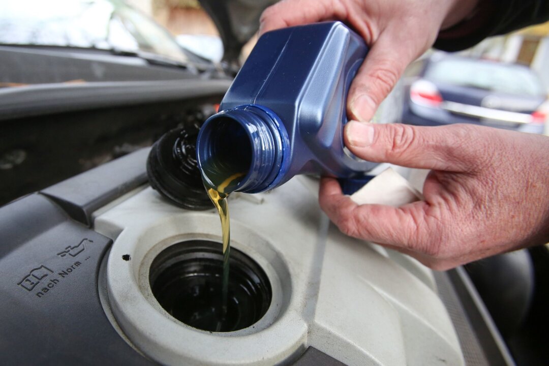 So lange ist Motoröl haltbar - Ungeöffnete Ölflaschen sind für gewöhnlich bis zu fünf Jahre haltbar, bereits geöffnete Gebinde maximal ein Jahr.
