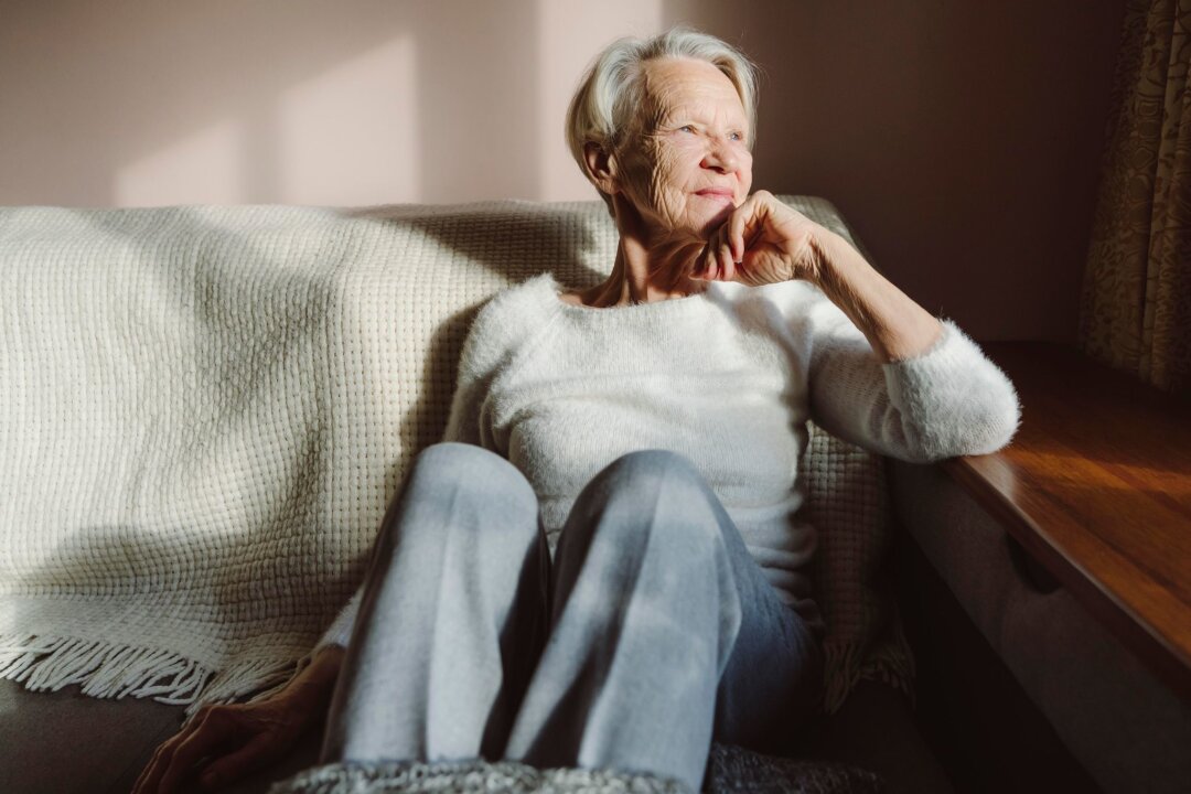 So meistern Ältere die Zeitumstellung gut - Viele ältere Menschen sind von Schlafstörungen betroffen. In den Tagen rund um die Zeitumstellung ist es für sie sinnvoll, ihre Schlafhygiene in den Blick zu nehmen.