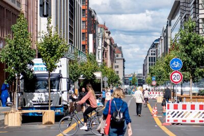 So müssen sich Radler gegenüber Fußgängern verhalten - So nutzten Radfahrer und Fußgänger in Berlin die zeitweise autofreie Friedrichstraße.