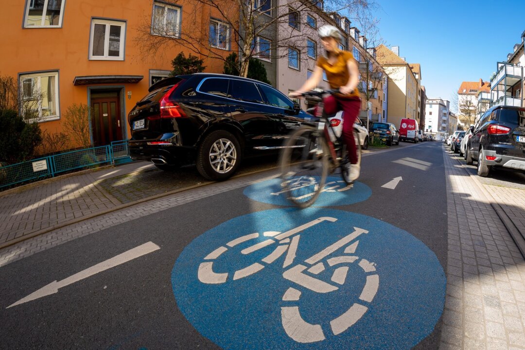 So müssen Sie sich in Fahrradstraßen verhalten - Fahrradstraßen sind für Fahrräder, E-Scooter und Pedelecs gedacht, dürfen jedoch auch von Autos und Motorrädern befahren werden, sofern Zusatzschilder dies erlauben.