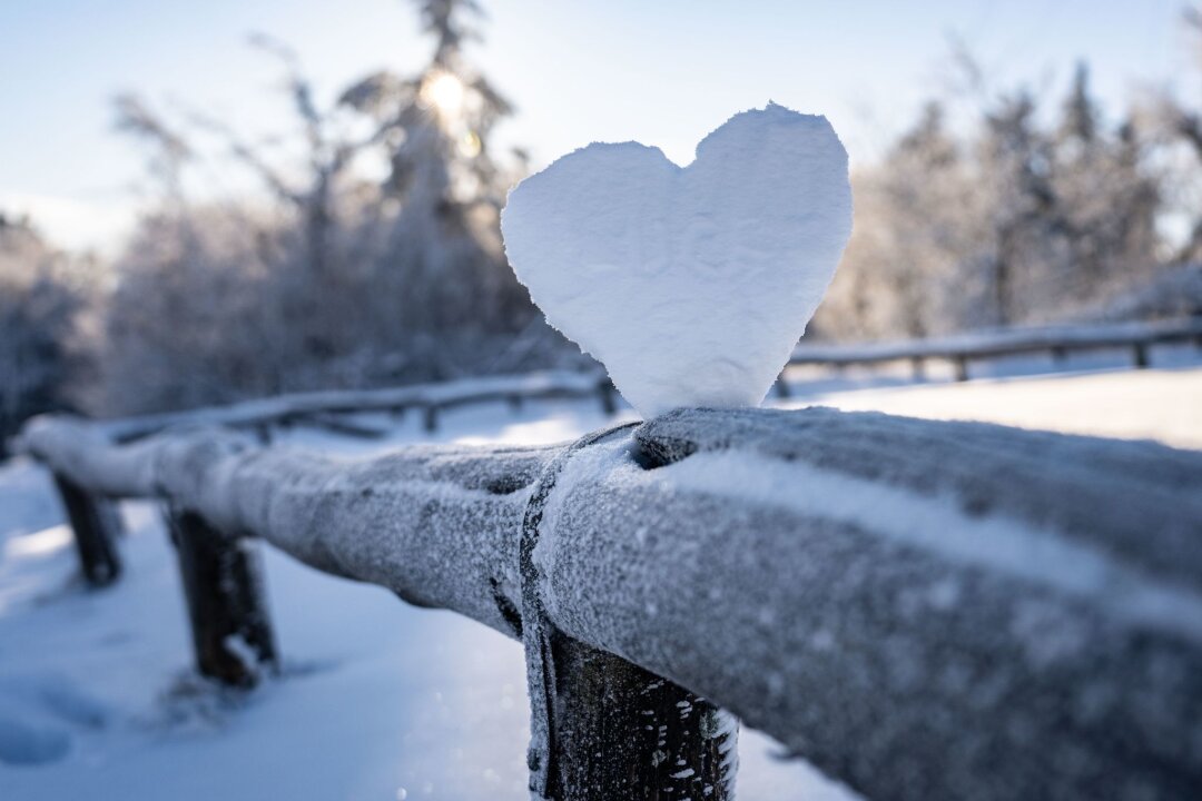 So passen Sie an kalten Tagen gut auf Ihr Herz auf - Anstrengung bei Kälte belastet das Herz-Kreislauf-System. Herzkranke sollten im Winter besonders darauf achten sich körperlich nicht zu sehr anzustrengen.