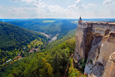 So schön ist Sachsen: Top 20 Ausflugsziele und Sehenswürdigkeiten - Die Festung Königstein in der Sächsischen Schweiz ist die größte Bergfestung Europas und vor allem für Hochzeitspaare durch die schöne Landschaft über dem Elbtal beliebt.