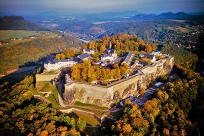 So schön ist Sachsen: Top 20 Ausflugsziele und Sehenswürdigkeiten - Die Festung Königstein in der Sächsischen Schweiz ist die größte Bergfestung Europas und vor allem für Hochzeitspaare durch die schöne Landschaft über dem Elbtal beliebt.