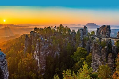 So schön ist Sachsen: Top 20 Ausflugsziele und Sehenswürdigkeiten - Die Sächsische Schweiz im Erzgebirgskamm ist ein malerische Landschaft, die vor allem für Wanderer und Kletterer ein Traum oberhalb des Elbtals ist. 