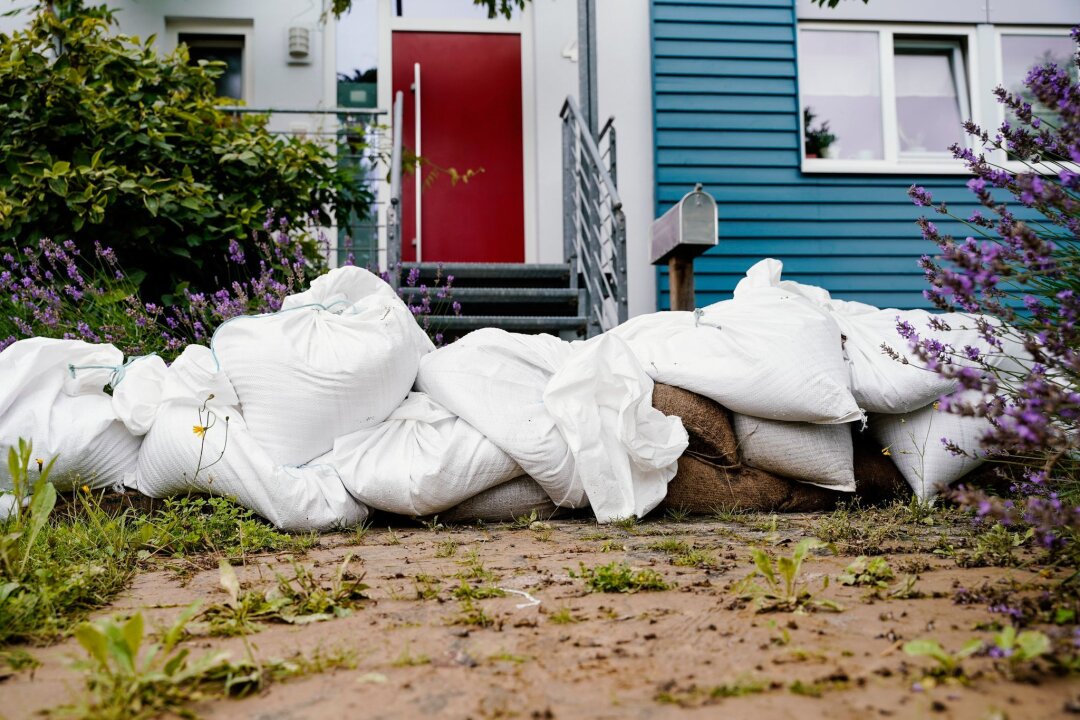 So schützen Sie Ihr Haus vor Überflutung - Einfach und effektiv: Sandsäcke können Wasser erst einmal aufhalten.