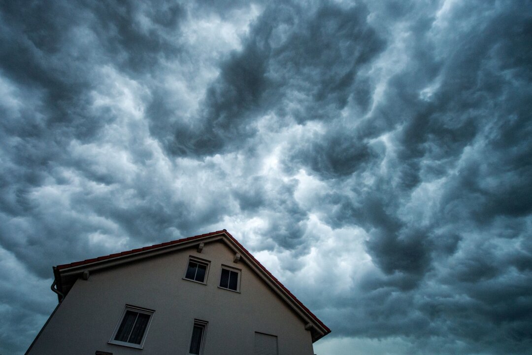 So sichern Sie Ihr Haus gegen Sturm und Unwetter - Angst ums Haus: Ein starkes Unwetter kann Schäden anrichten.