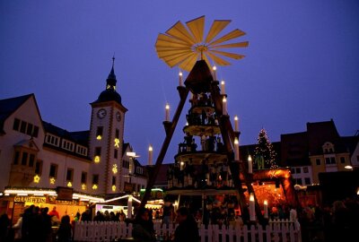 So sieht ein Weihnachtsmarktbesuch in diesem Jahr aus - Auf dem Freiberger Weihnachtsmarkt werden bald wieder die Lichter erstrahlen. Foto: Stefanie Horn/Archiv