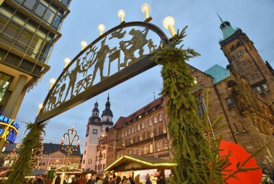 So sieht ein Weihnachtsmarktbesuch in diesem Jahr aus - Der Chemnitzer Weihnachtsmarkt begrüßt in diesem Jahr wieder seine Besucher. Foto: Andreas Seidel/Archiv 