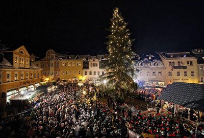So sieht ein Weihnachtsmarktbesuch in diesem Jahr aus - In Aue-Bad Schlema wird es ebenfalls wieder einen Weihnachtsmarkt geben. Foto: Carsten Wagner/Archiv