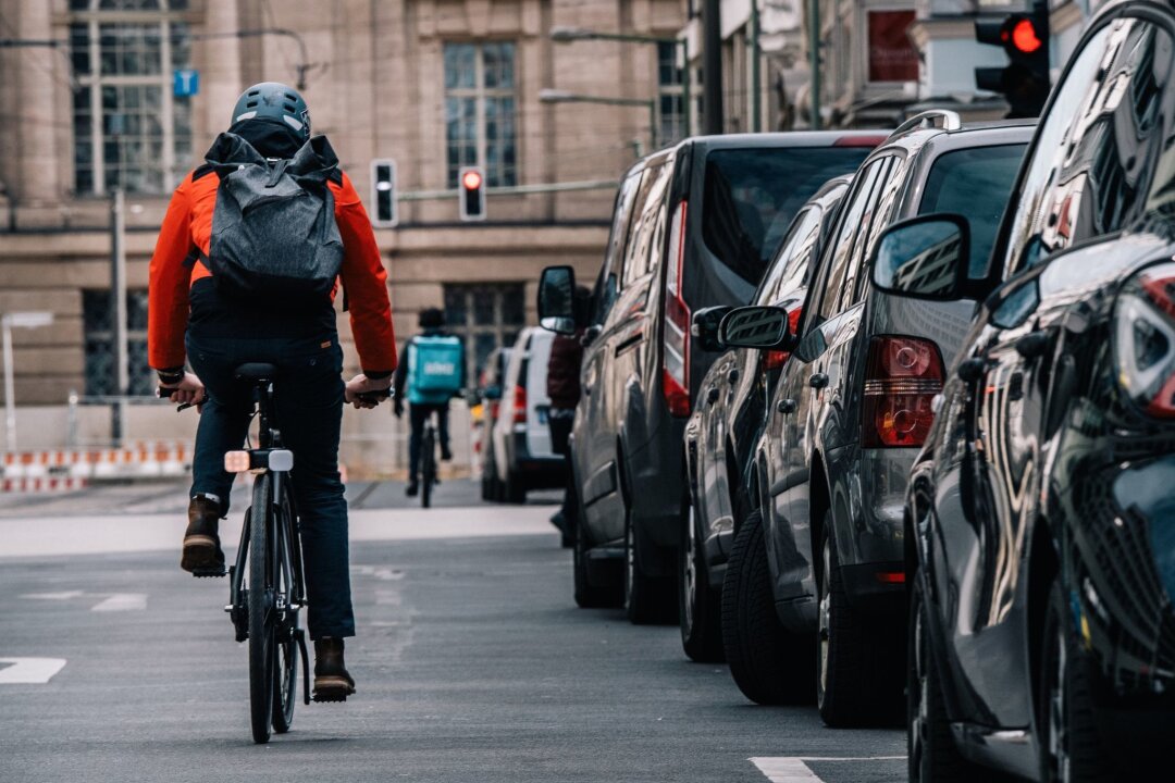 So viel CO2 spart der Arbeitsweg mit dem Fahrrad ein - Umweltfreundliches Pendeln: Fahrradfahren verursacht kein CO2 und fördert die Gesundheit.