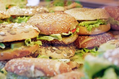So viel Spaß macht vegetarisches Essen to go - Bereit zum Verzehr: Vegetarische Bagels in Bio-Qualität.