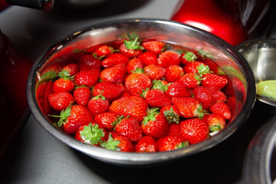 So waschen Sie Erdbeeren richtig - Ein kurzes Wasserbad genügt, um Erdbeeren von Pestizid-Rückständen, Schmutz und Krankheitserregern zu befreien. 