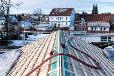 So wird das Eigenheim unabhängiger von externer Energie - Ein Weg zu mehr Autarkie ist eine gut gedämmte Gebäudehülle. Auch das Dach zählt dazu.