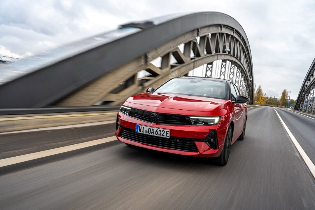So wird der Opel Astra zum elektrischen Lademeister - Blitz an der Front, Platz am Heck - nun auch elektrisch: Der Opel Astra Sports Tourer kommt mit einer Ladung rund 400 Kilometer weit.