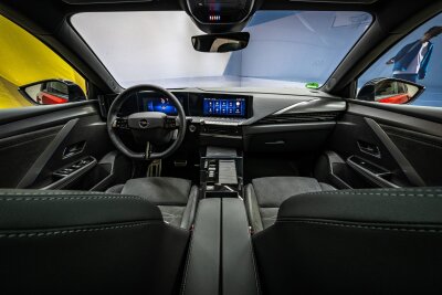 So wird der Opel Astra zum elektrischen Lademeister - Guter Kompromiss: Das Cockpit greift auf Bildschirme, aber auch auf traditionelle Bedienelemente zurück.