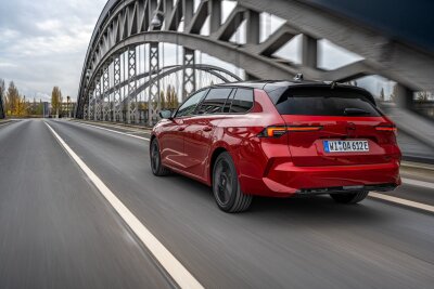 So wird der Opel Astra zum elektrischen Lademeister - Long Vehicle: Mit rund 4,64 Metern Länge ist der Kombi rund 27 Zentimeter länger als der Fünftürer.