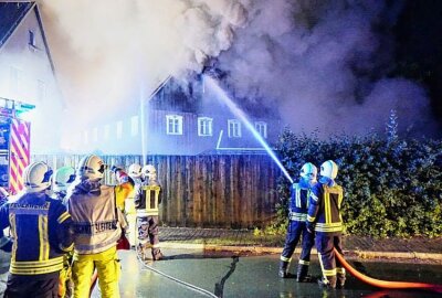 Sohland: Umgebindehaus steht in Flammen - In der Nacht zum Sonntag wurde die Feuerwehr zu einem Brand an der Gerhard-Hauptmann-Straße in Sohland an der Spree gerufen. Foto: LausitzNews