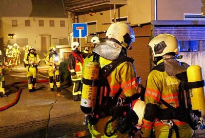 Sohland: Umgebindehaus steht in Flammen - In der Nacht zum Sonntag wurde die Feuerwehr zu einem Brand an der Gerhard-Hauptmann-Straße in Sohland an der Spree gerufen. Foto: LausitzNews