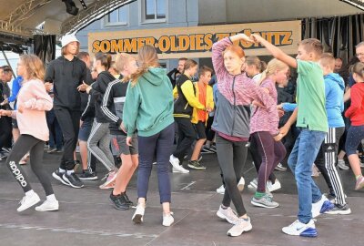 Sommer-Oldies starten in Zwönitz - Die Yellow Boogie Dancers Zwönitz haben im Vorfeld der 11. Sommer-Oldies auch vor Ort in der Innenstadt geprobt. Foto: Ralf Wendland