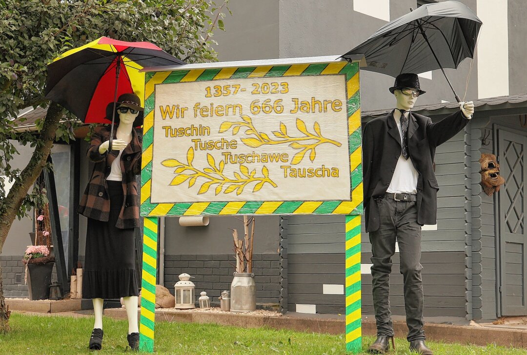 Sommerfest und 666-Jahrfeier in Tauscha - Die ersten Einwohner haben bereits ihr Grundstück für das Fest geschmückt. Foto: Andrea Funke